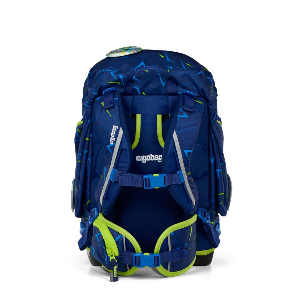 Ein blauer Rucksack mit einem Muster aus blauen und grünen Formen. Er hat mehrere Fächer, Riemen und Schnallen. Der Markenname ist sichtbar.