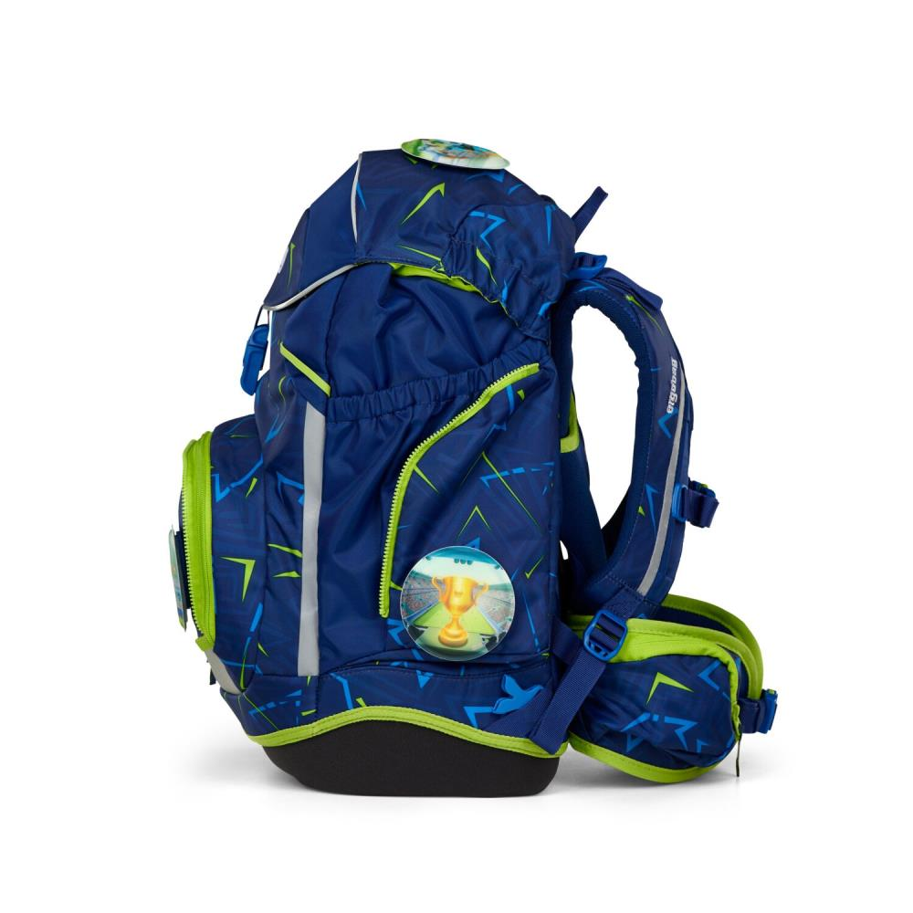 Blauer Rucksack mit grünen Akzenten. Mit einem Trophäen-Abzeichen. Enthält Muster aus blauen und grünen Linien und Formen. Schwarzer Boden.