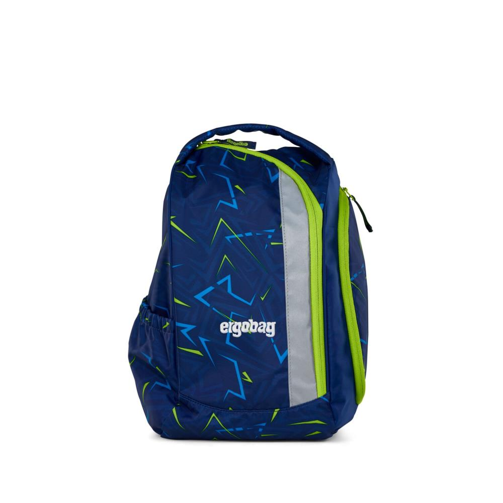 Ein blauer Rucksack mit geometrischem Muster, grünen Akzenten und einem silbernen Reflexstreifen. Der Markenname 'ergobag' ist sichtbar.