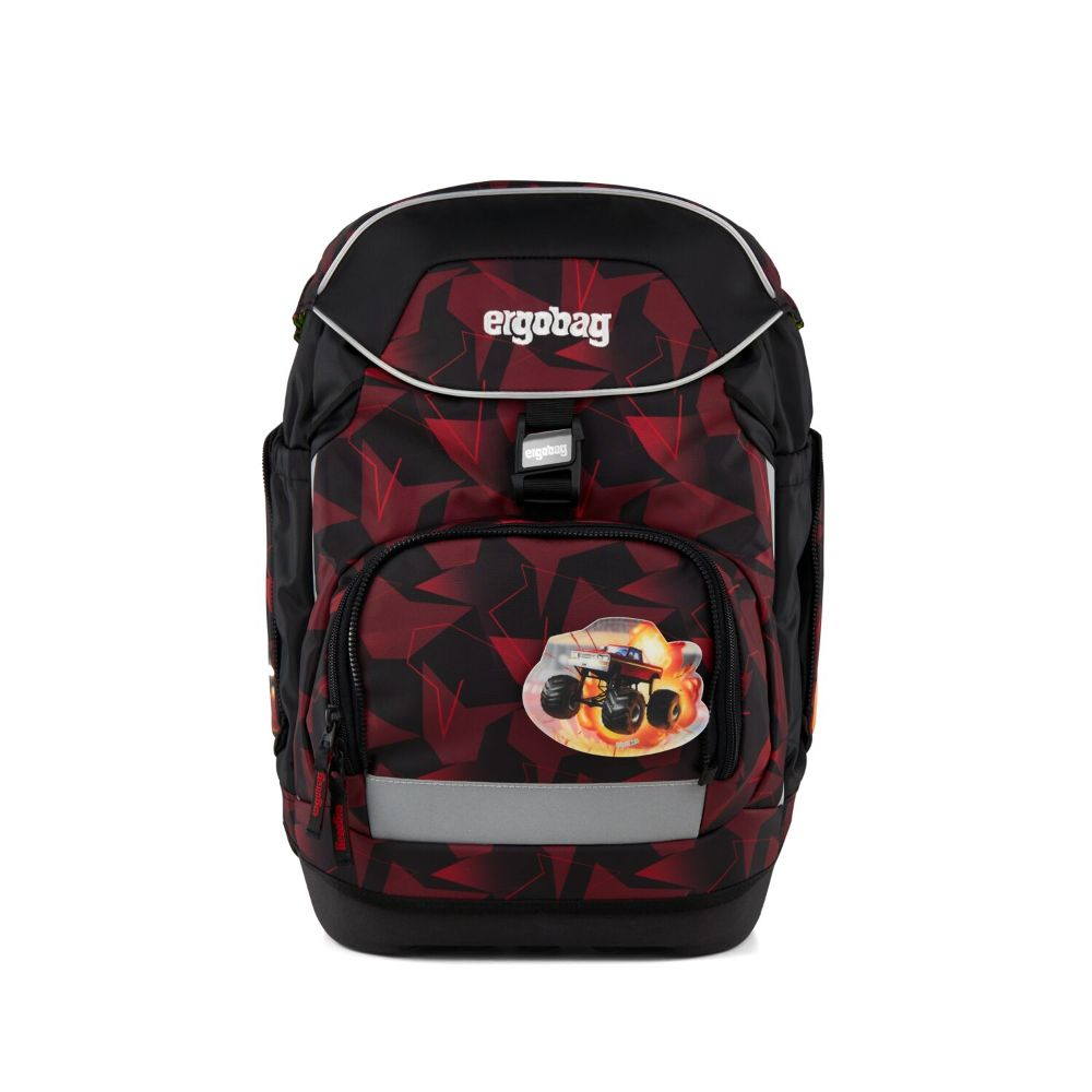 Ein schwarz-roter Ergobag-Rucksack mit einem Monster-Truck-Aufkleber auf der Vorderseite. Der Hintergrund hat ein geometrisches Muster.