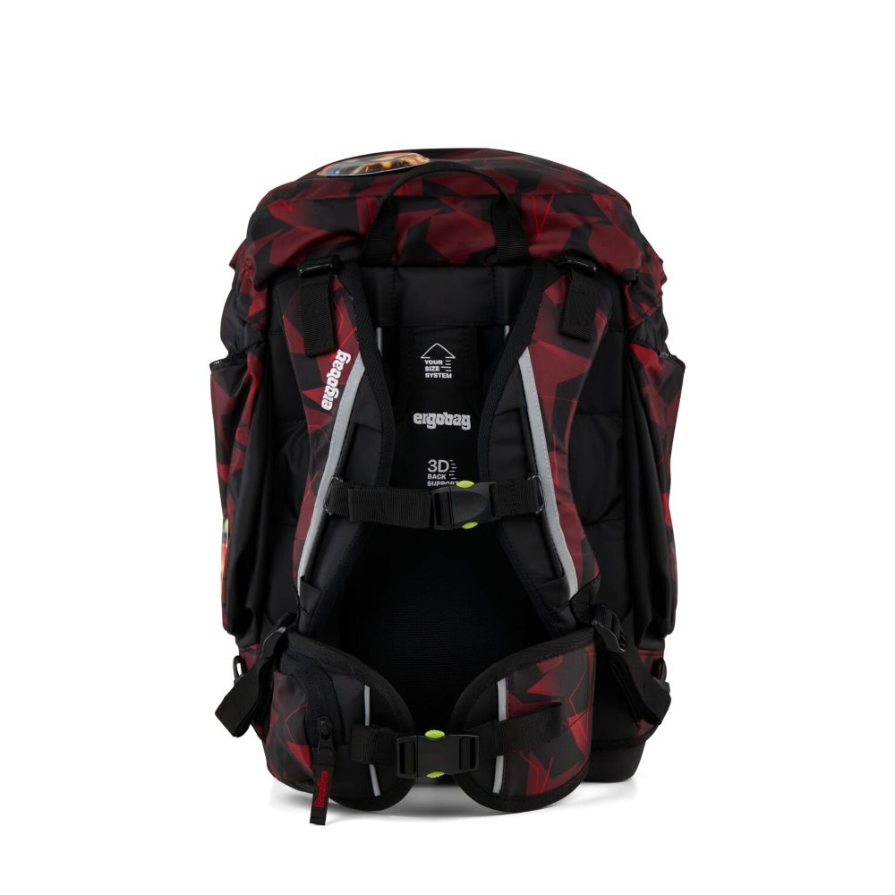 Ein schwarz-roter Ergobag-Rucksack. Er hat mehrere Gurte, Schnallen und Taschen. Das Design zeigt geometrische Formen und das Logo der Marke.
