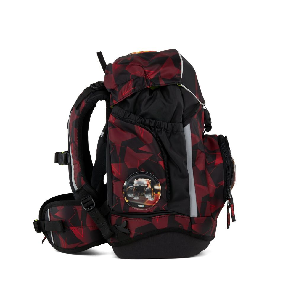 Ein schwarz-roter Rucksack mit geometrischem Muster, einer Seitentasche und reflektierenden Streifen. Er steht auf weißem Hintergrund.