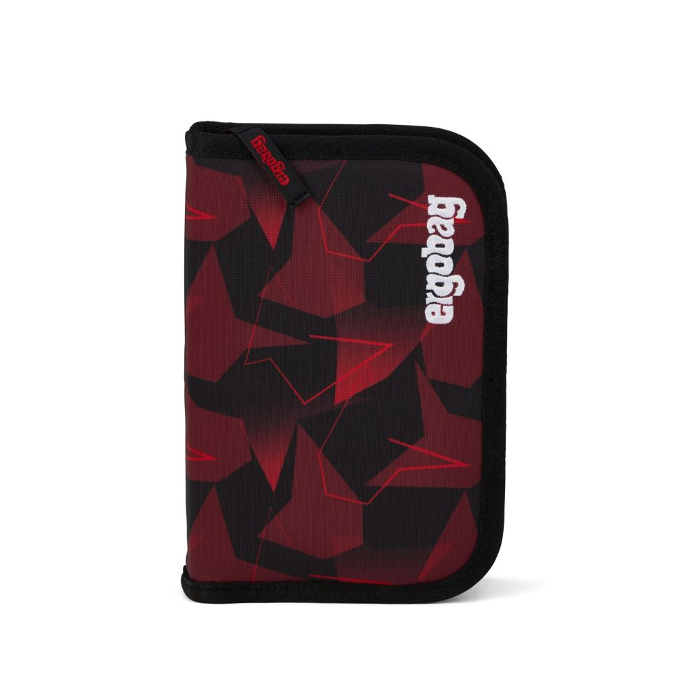 Ein Federmäppchen mit rotem und schwarzem geometrischem Muster. Der Markenname 'ergobag' ist weiß darauf geschrieben.