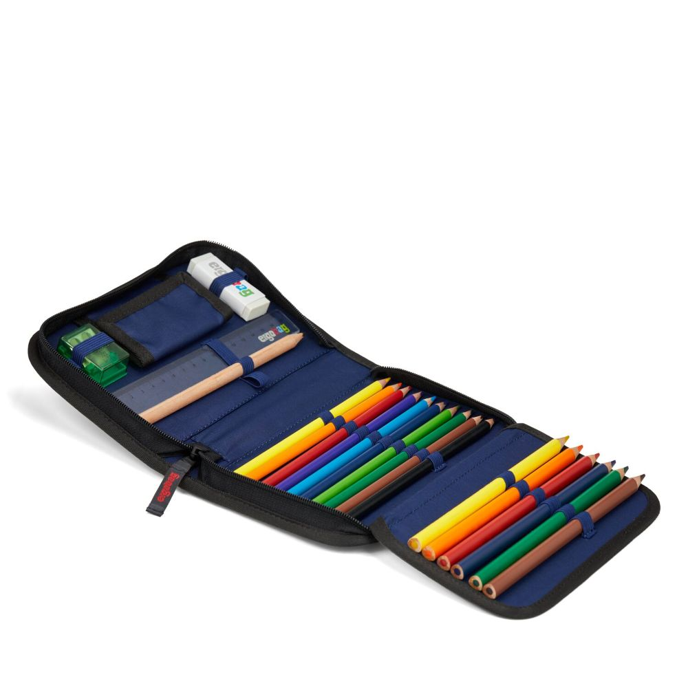 Offenes Federmäppchen mit Buntstiften, Radiergummi, Anspitzer und Lineal. Schwarzes Etui mit blauem Innenraum. Stifte in verschiedenen Farben angeordnet.