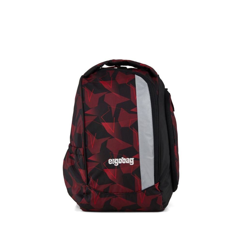 Ein rot-schwarzer Rucksack mit geometrischem Muster. Er hat einen reflektierenden Streifen und den Markennamen 'ergobag'.