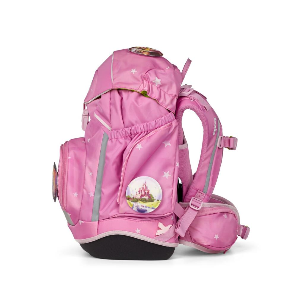 Ein pinkfarbener Rucksack mit Sternen, einem Schloss-Abzeichen und reflektierenden Streifen. Er hat mehrere Fächer und verstellbare Träger.