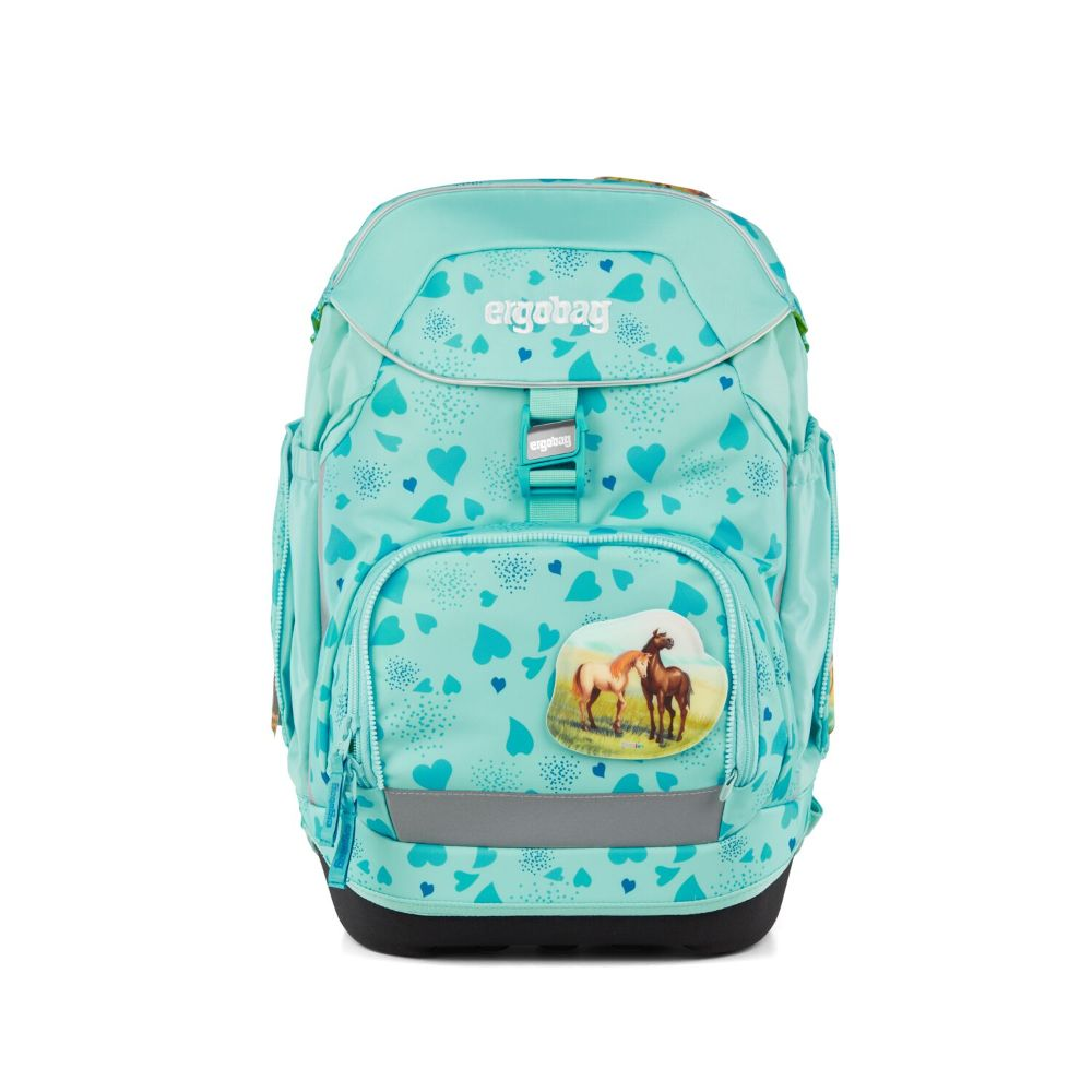 Ein türkisblauer Rucksack mit Herzmustern und einem Pferdemotiv. Der Markenname 'ergobag' ist sichtbar.