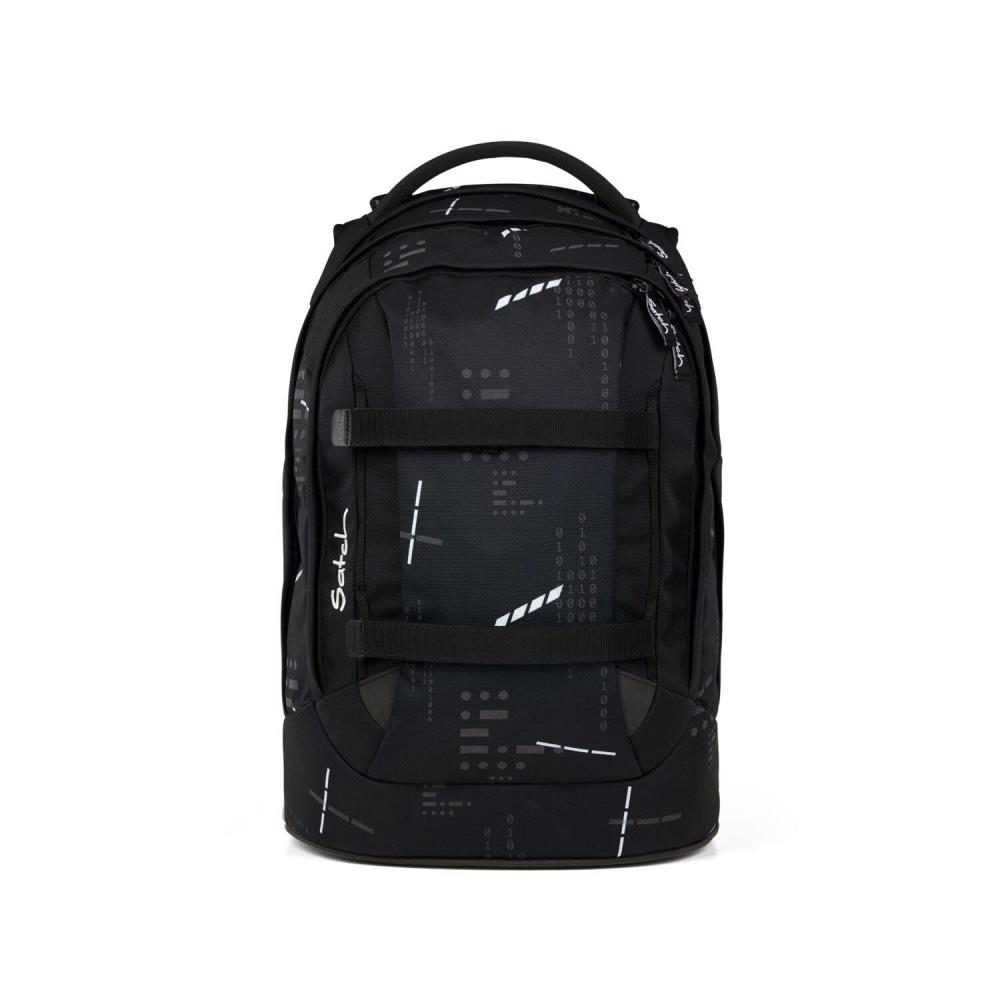 Ein schwarzer Rucksack mit weißen Linien und Mustern, einem oberen Griff und verstellbaren Gurten. Der Markenname 'Satch' ist sichtbar.