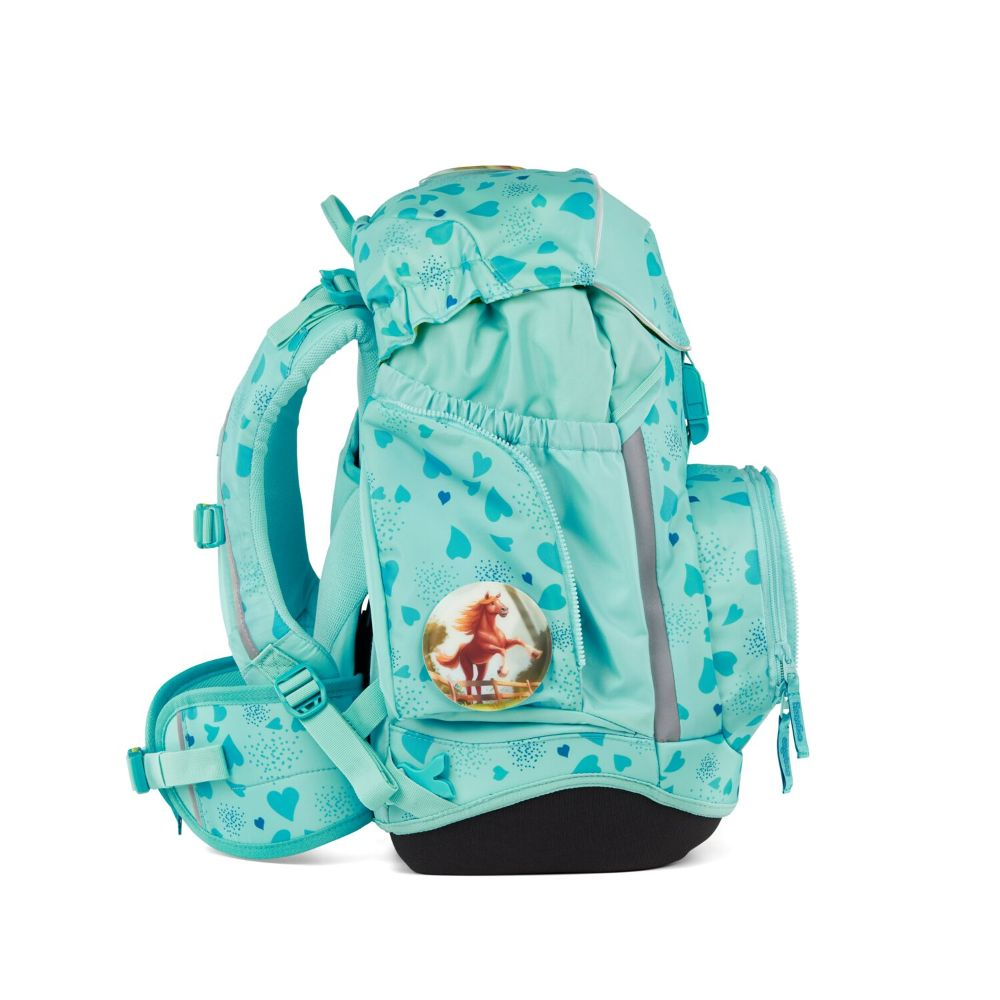 Ein türkisfarbener Rucksack mit Herzmustern und einem Pferdeabzeichen. Er hat mehrere Fächer, einen schwarzen Boden und reflektierende Streifen.