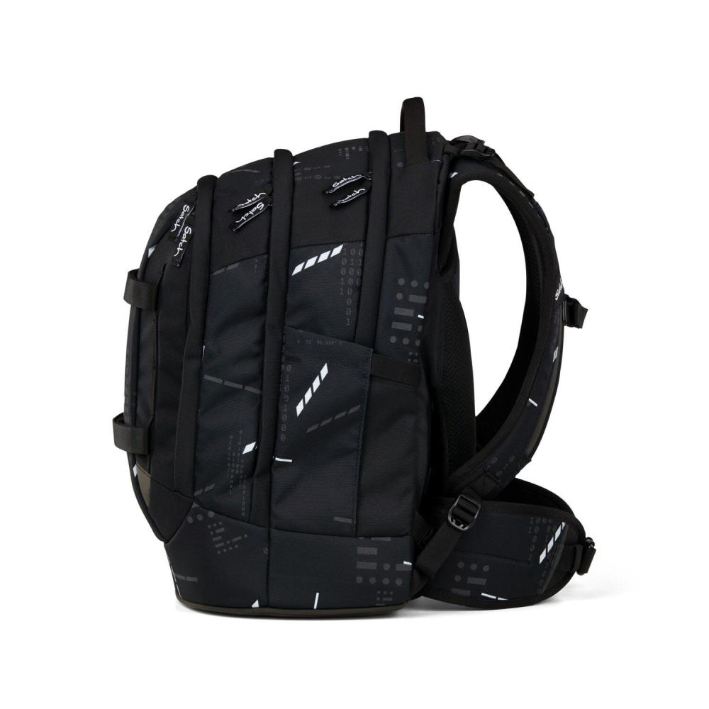 Ein schwarzer Rucksack mit weißen geometrischen Mustern. Er hat mehrere Fächer, Riemen und einen Griff. Der Hintergrund ist weiß.