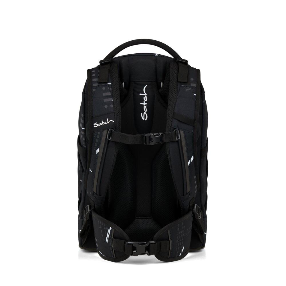 Ein schwarzer Rucksack mit weißen Akzenten. Er hat den Markennamen 'Satch'. Der Rücken hat Träger und einen Griff.