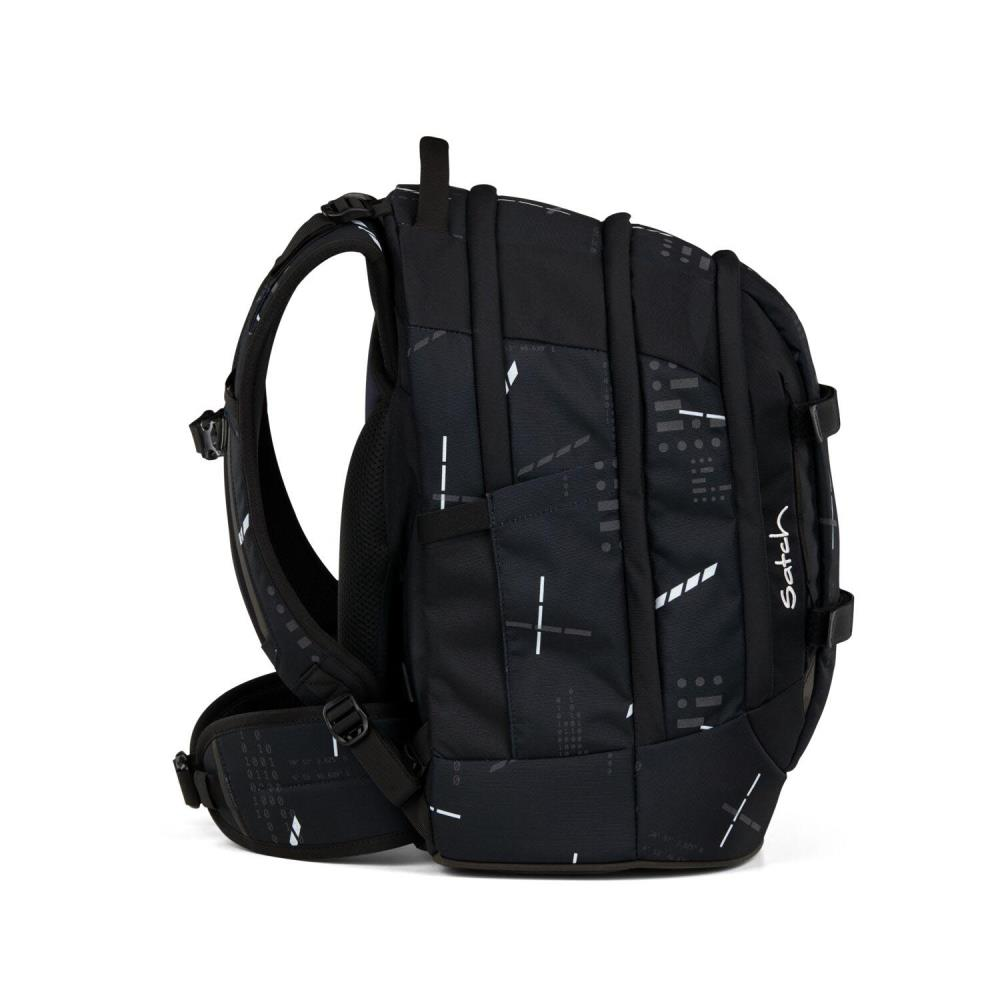Ein schwarzer Rucksack mit weißen geometrischen Mustern. Er hat mehrere Fächer, Riemen und den Markennamen 'Satch' an der Seite.