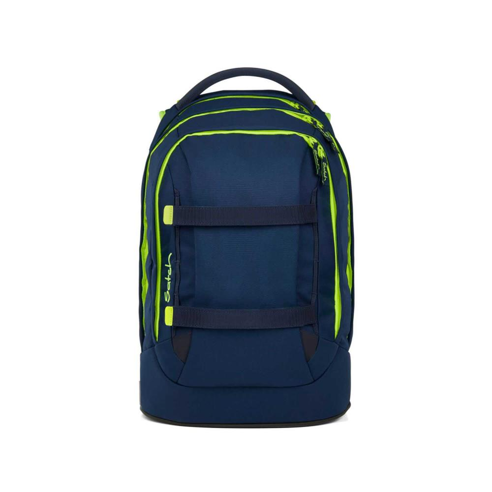 Ein marineblauer Rucksack mit neongrünen Akzenten. Er hat einen Griff oben und zwei Gurte mit dem Markennamen 'satch' an der Seite.