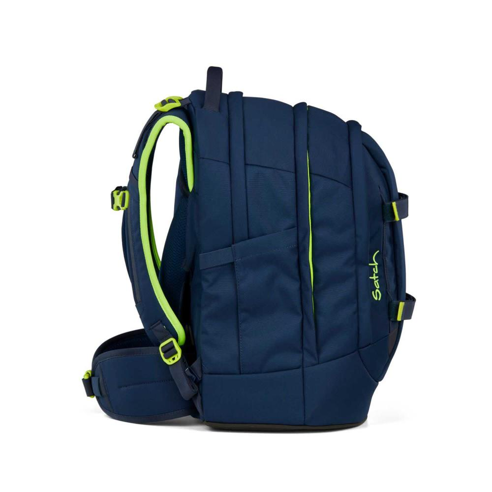Ein marineblauer Rucksack mit neongrünen Akzenten ist von der Seite zu sehen. Das Wort 'satch' steht senkrecht an der Seite.