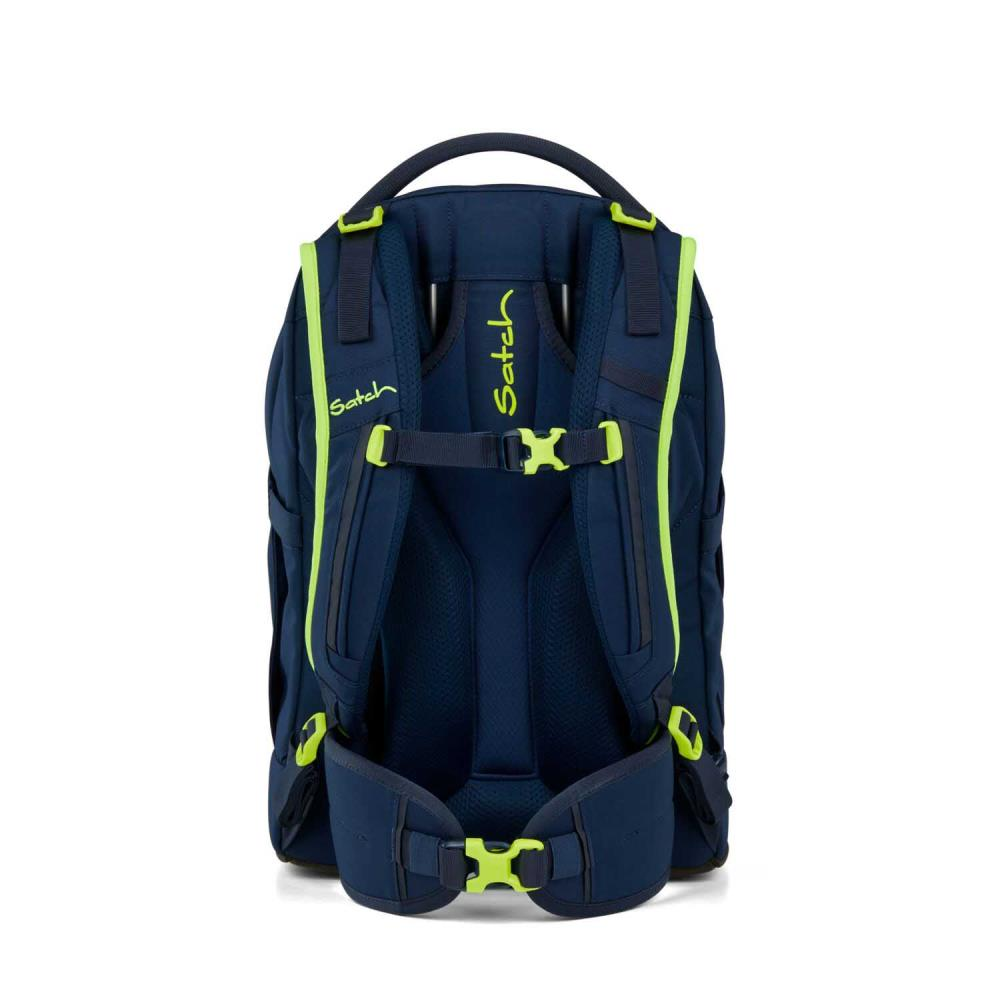 Marineblauer Rucksack mit neongrünen Akzenten. Mit 'Satch'-Logo. Sichtbare Gurte, Schnallen und ein oberer Griff. Symmetrisches Design.