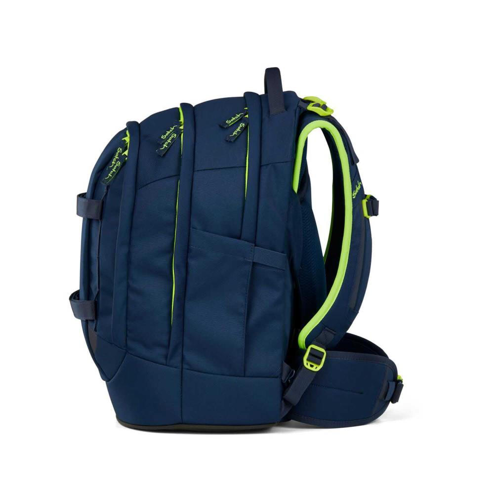 Ein marineblauer Rucksack mit neongrünen Akzenten. Er hat mehrere Fächer, verstellbare Riemen und die Marke 'satch' ist sichtbar.