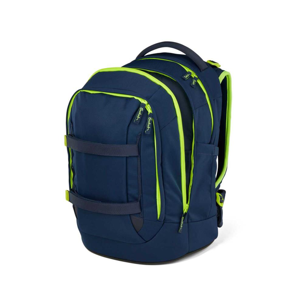 Ein marineblauer Rucksack mit neongrünen Akzenten. Er hat mehrere Fächer und einen Griff. Der Markenname ist sichtbar.