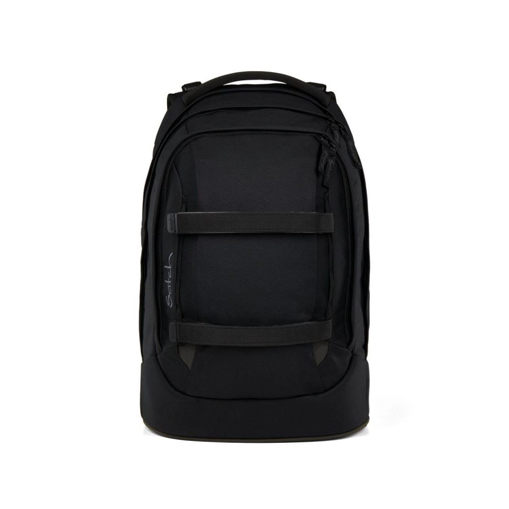 Ein schwarzer Rucksack mit oberem Griff und zwei Riemen. Der Markenname 'satch' ist sichtbar.