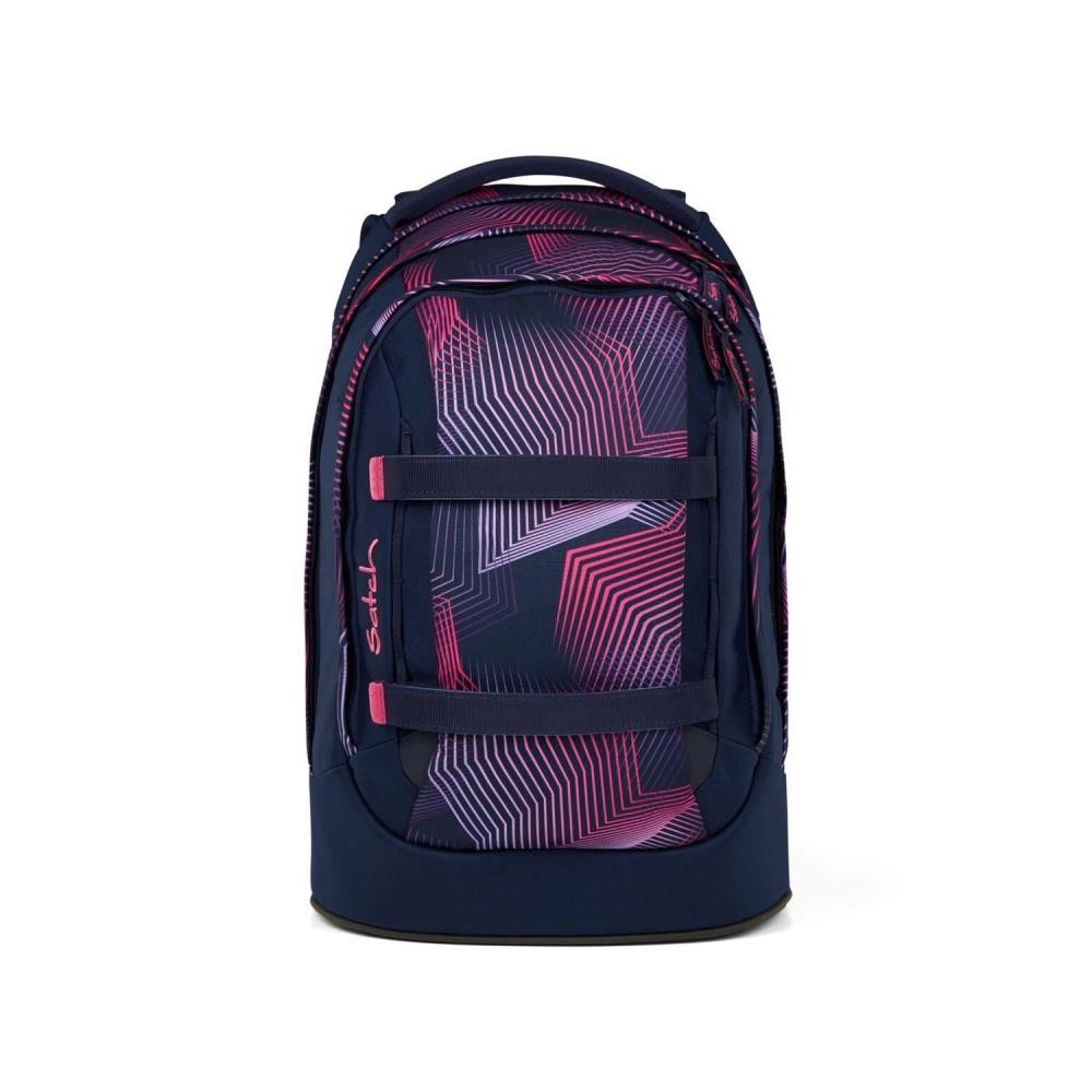 Ein marineblauer Rucksack mit geometrischem rosa- und marinefarbenem Muster. Er hat einen Griff, Träger und die Marke 'satch'.