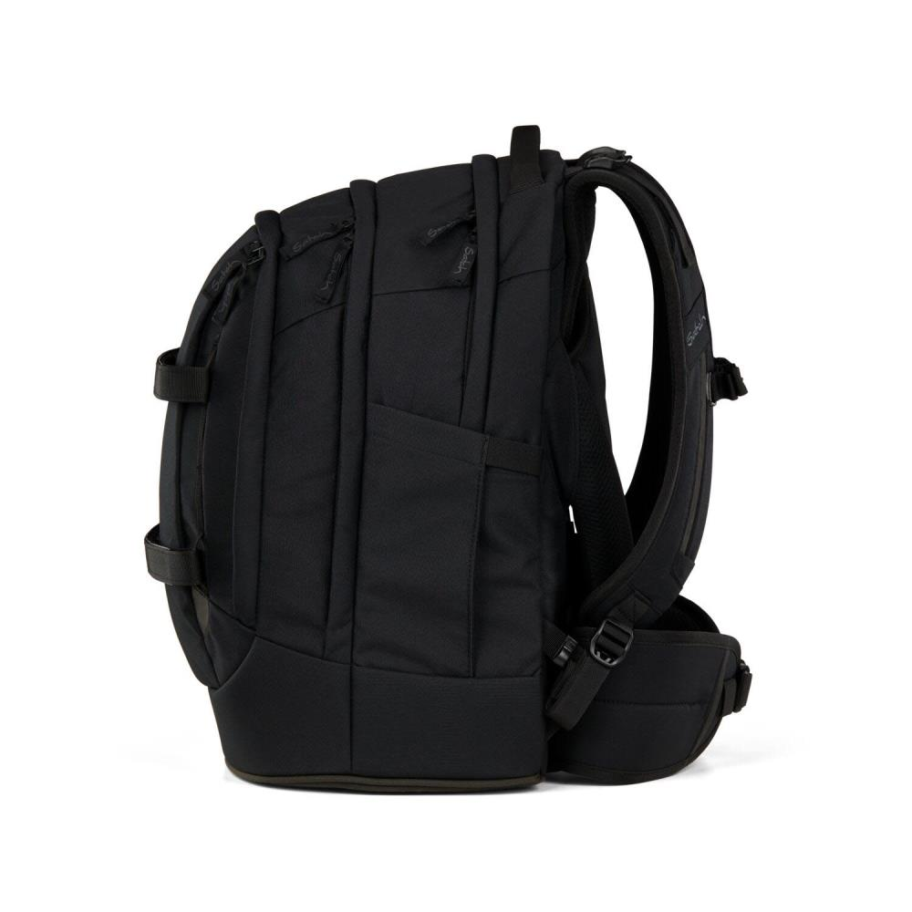 Ein schwarzer Rucksack mit mehreren Fächern und Gurten. Er hat einen gepolsterten Rücken und Schultergurte.