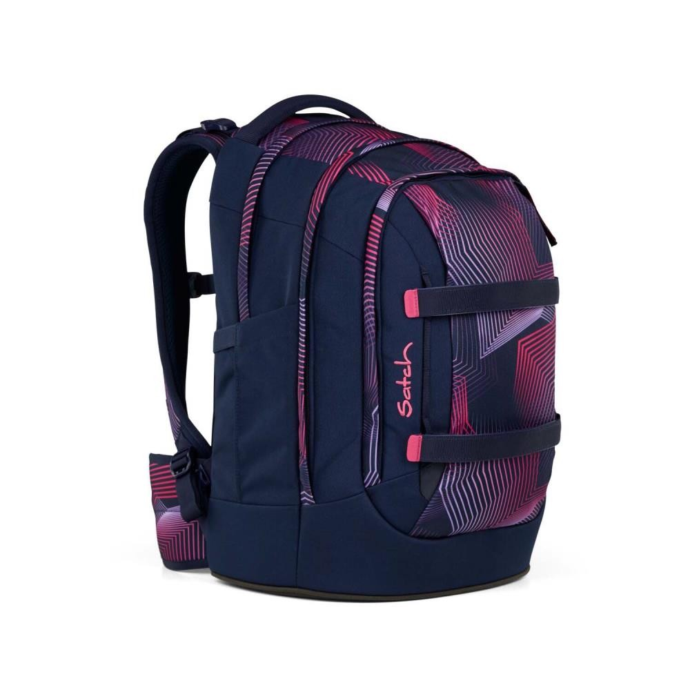 Ein marineblauer Rucksack mit rosa geometrischen Mustern. Er hat verstellbare Träger und die Marke 'satch' ist sichtbar.