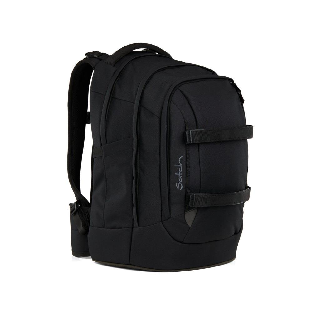 Ein schwarzer Rucksack mit mehreren Fächern und Gurten. Die Marke 'Satchel' steht auf der Seite.