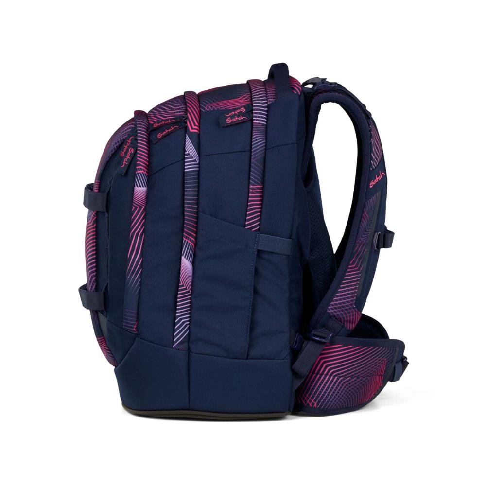 Ein marineblauer Rucksack mit rosa Akzenten und dem 'Satch'-Logo. Die Träger und die Vorderseite haben rosa geometrische Muster. Seitenansicht.