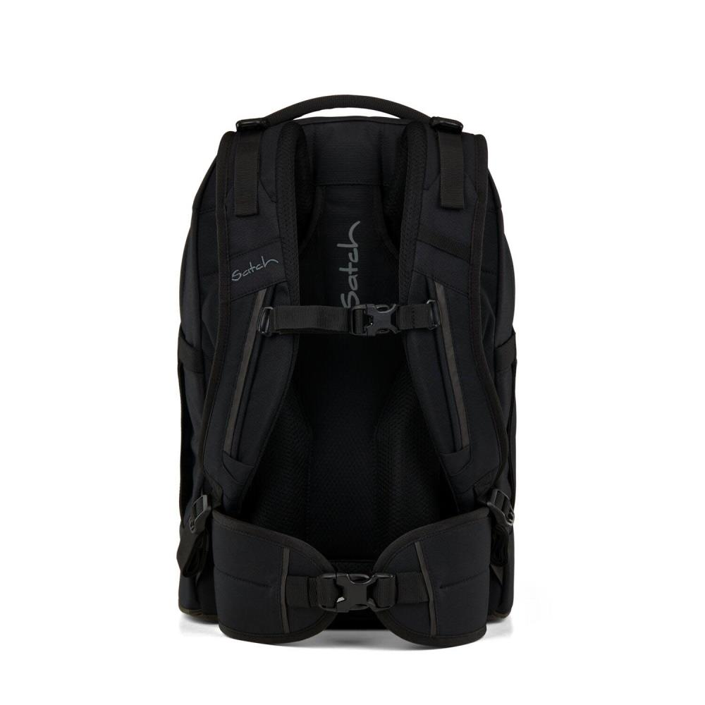 Schwarzer Rucksack mit 'satch'-Logo, mehreren Riemen und Schnallen. Der Rücken ist gepolstert und hat einen Hüftgurt.