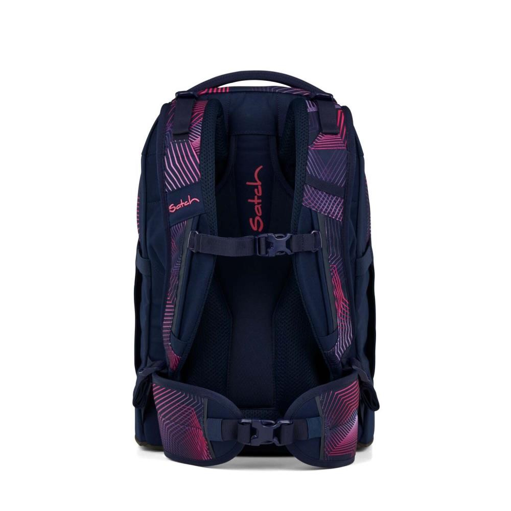 Ein marineblauer Rucksack mit rosa geometrischen Mustern. Er trägt den Markennamen 'satch'. Die Tasche hat mehrere Schnallen und Riemen.