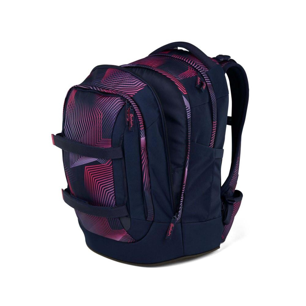 Marineblauer Rucksack mit rosa geometrischem Muster. Er hat mehrere Fächer, Riemen und einen Griff. Isoliert auf weißem Hintergrund.