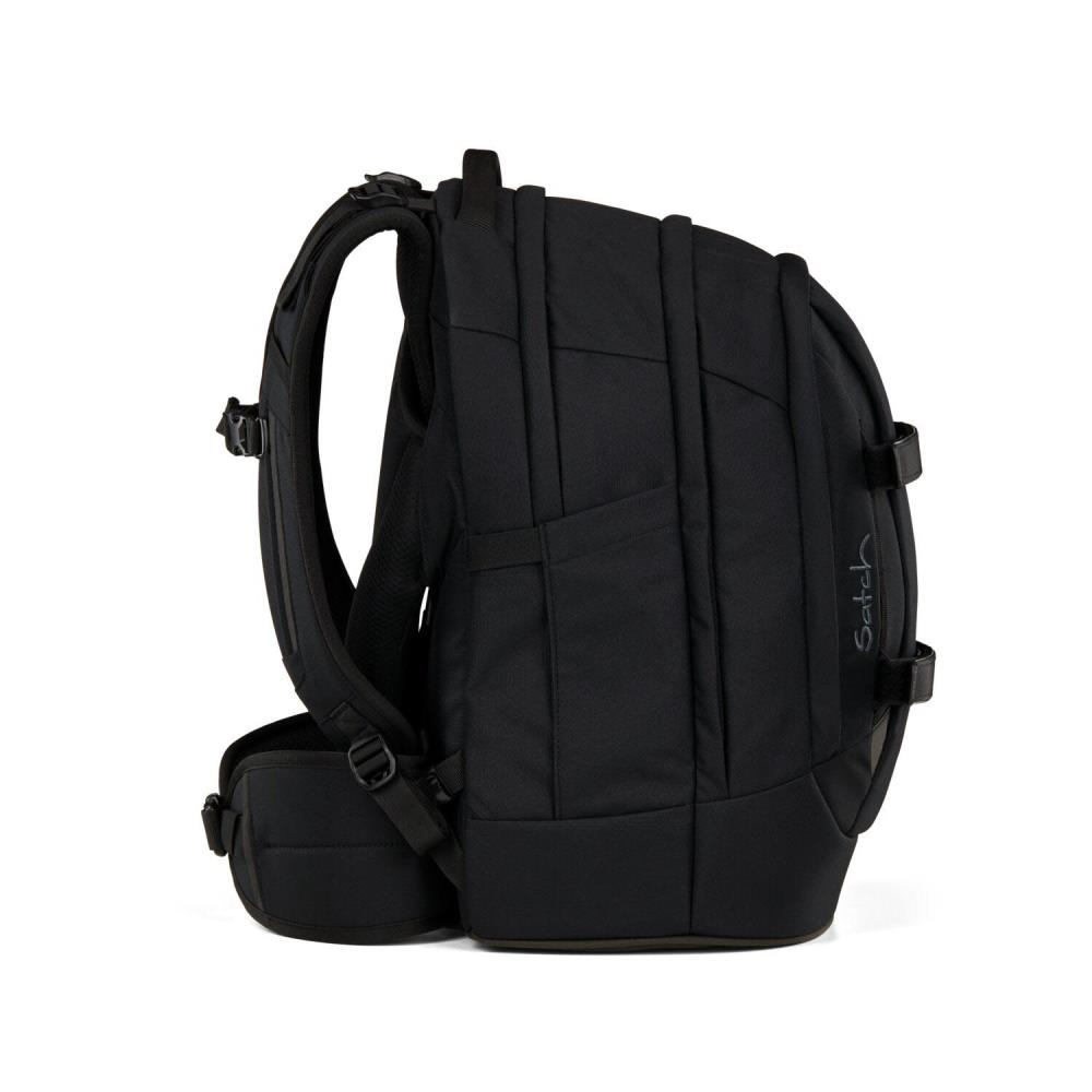 Ein schwarzer Rucksack von der Seite. Das Wort 'satch' ist sichtbar. Er hat mehrere Riemen und Fächer.