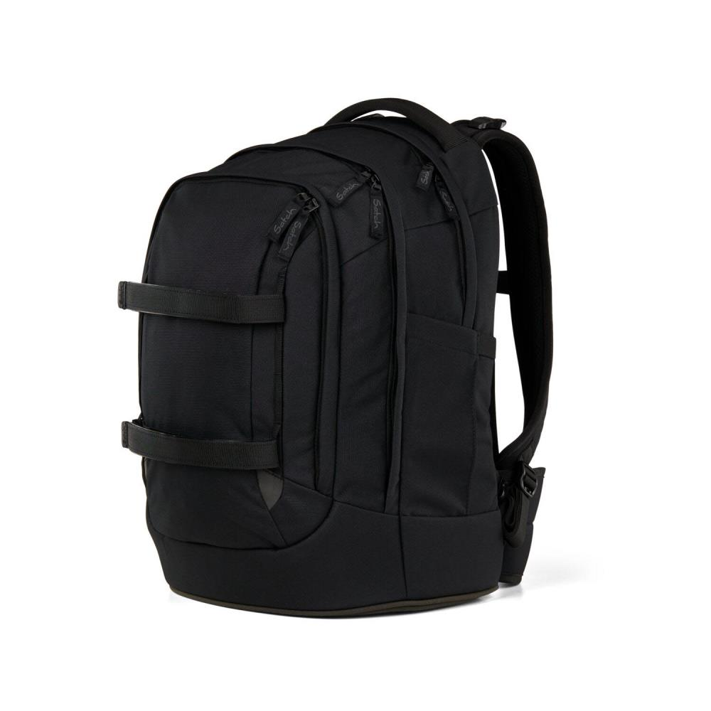 Ein schwarzer Rucksack mit mehreren Fächern und Gurten. Der Markenname 'Satch' ist sichtbar.