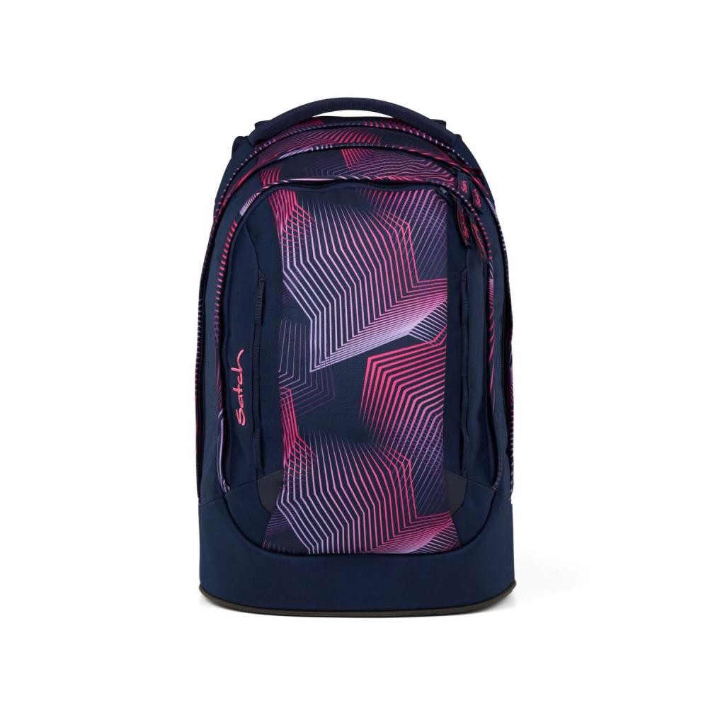 Ein marineblauer Rucksack mit rosa geometrischen Mustern. Er hat einen oberen Griff und Seitentaschen. Das Wort 'satch' ist sichtbar.
