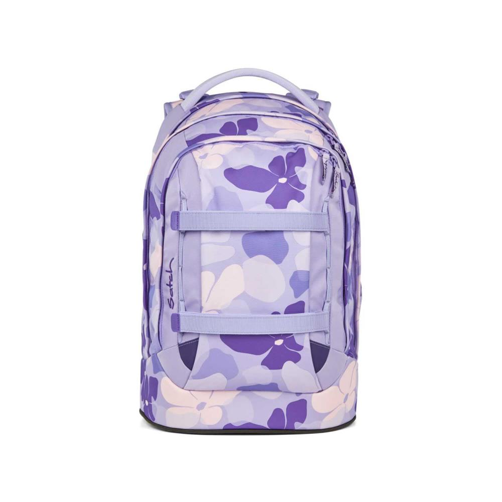 Ein floraler Rucksack in Lila- und Weißtönen. Er hat Riemen, einen Griff und einen Markennamen an der Seite.