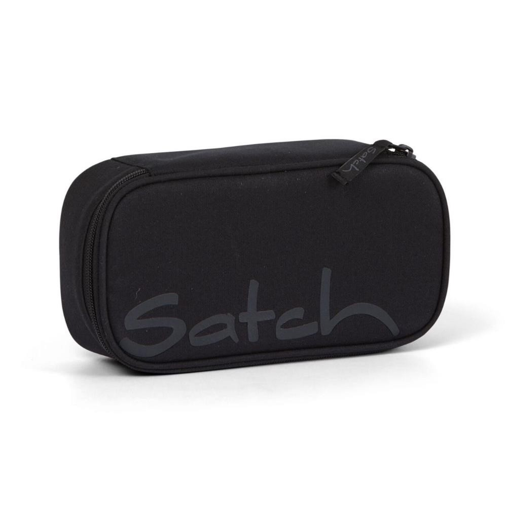 Ein schwarzes Federmäppchen mit dem Wort 'Satch'. Es steht vor weißem Hintergrund. Das Etui hat einen Reißverschluss und ist oval.