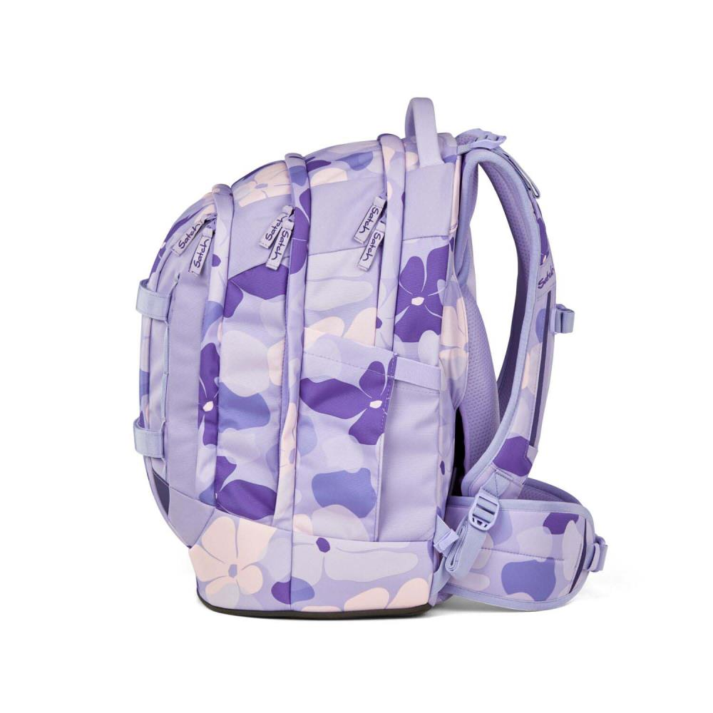 Ein lila Rucksack mit Blumenmustern. Die Tasche steht auf weißem Hintergrund, von der Seite gesehen, mit Trägern und Details.