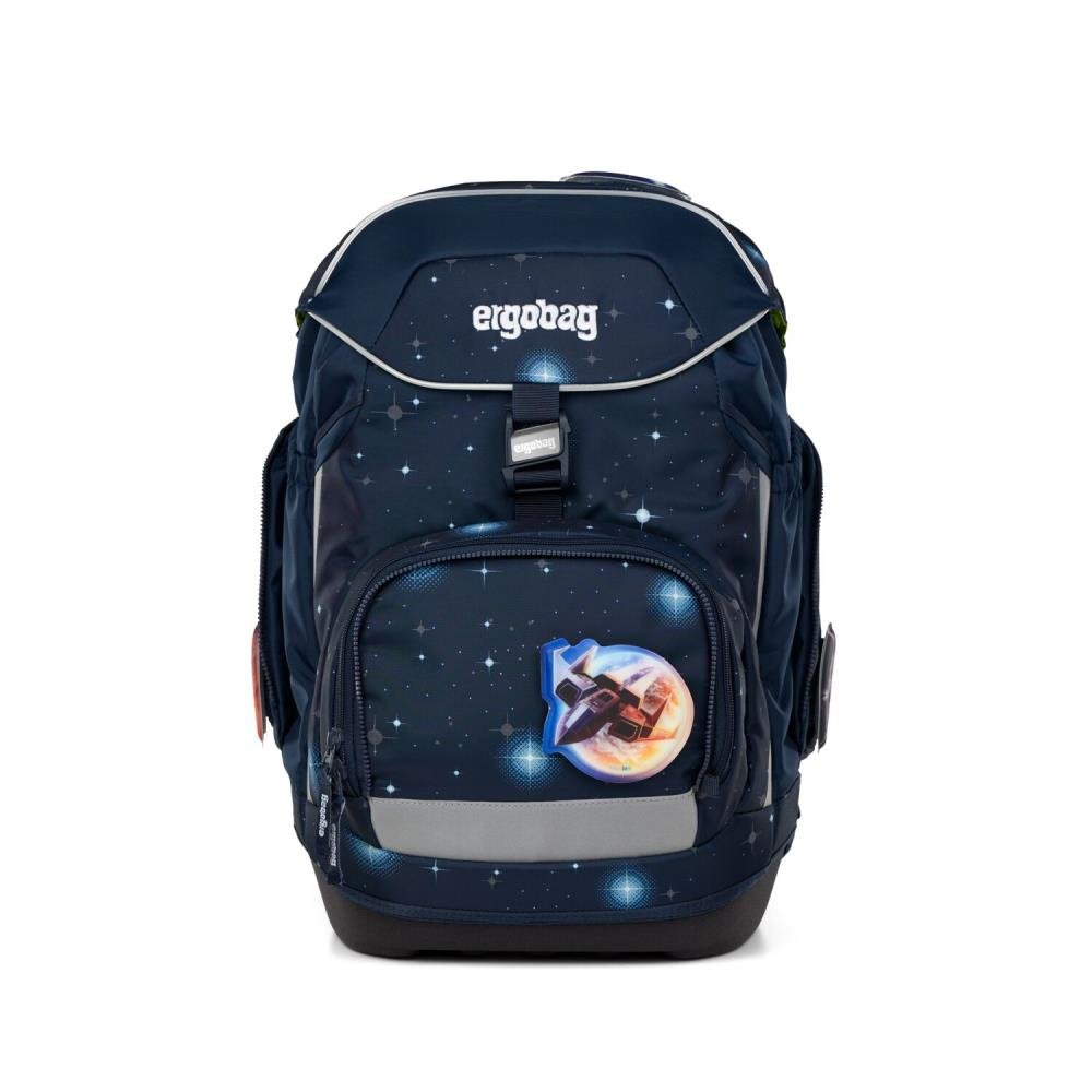 Ein marineblauer ergobag-Rucksack mit Weltraum-Motiv. Er hat einen Aufnäher mit einem Raumschiff. Der Hintergrund hat Sterne und Planeten.