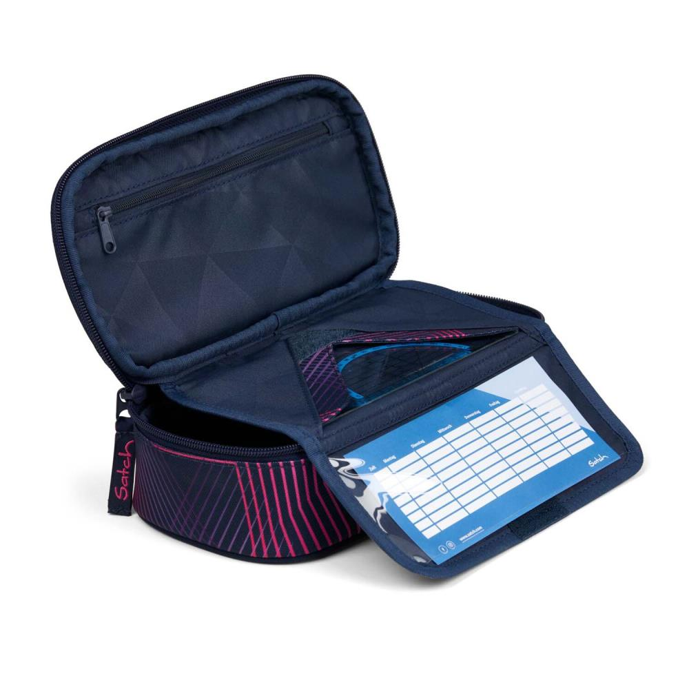 Offenes Satch-Etui. Marineblau mit pinken Streifen. Innen: Fächer, Stundenplan und ein Reißverschlussfach. Weißer Hintergrund.