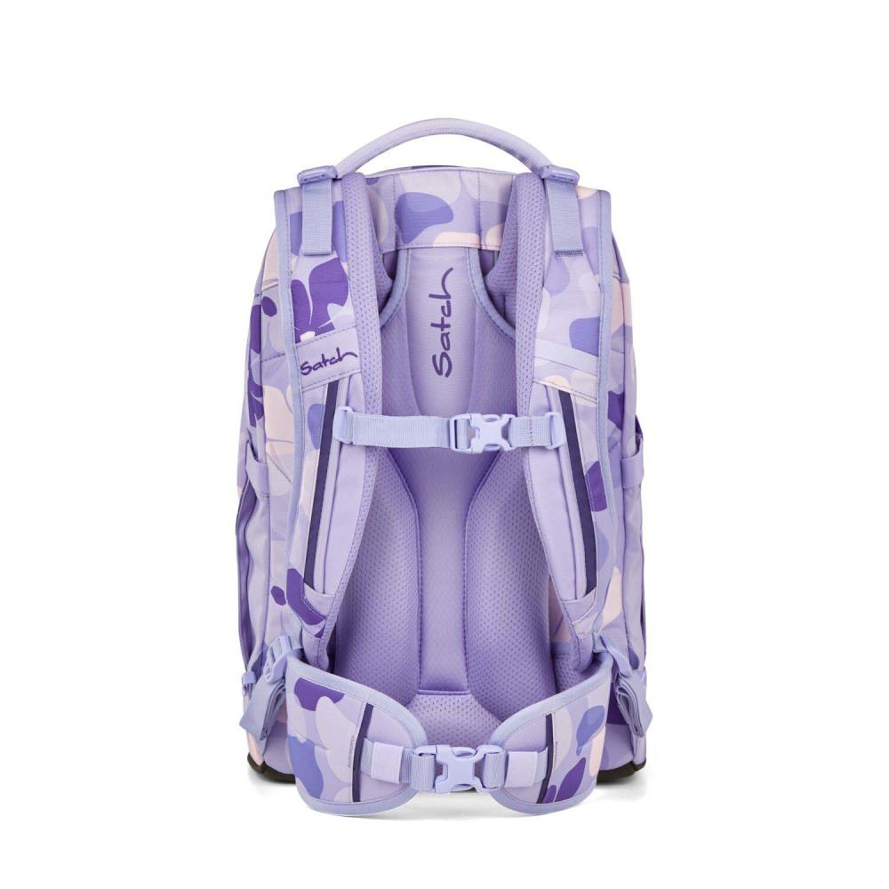 Ein lila Rucksack mit Camouflagemuster. Er hat einen Griff, Schultergurte und den Markennamen 'Satch'.