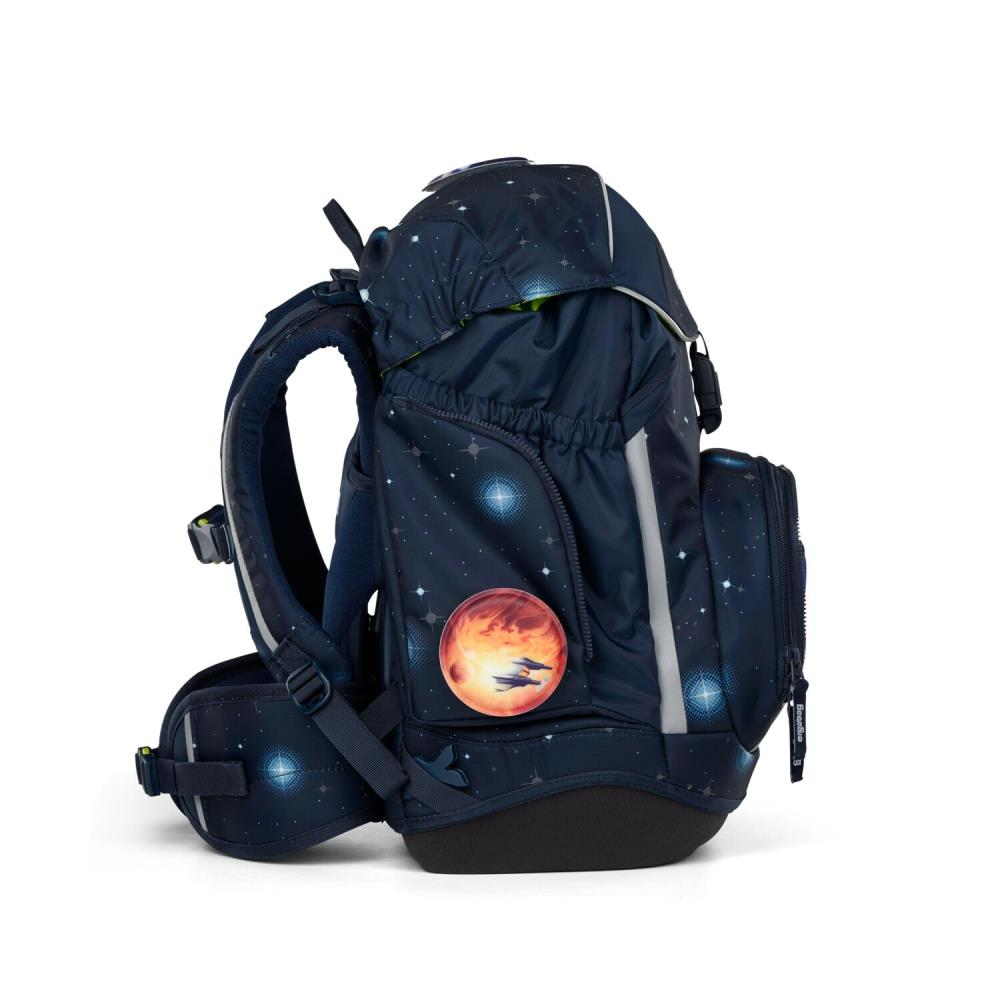 Dunkelblauer Rucksack mit Weltraumdesign. Mit Planet-Patch und reflektierenden Streifen. Seitentasche sichtbar.