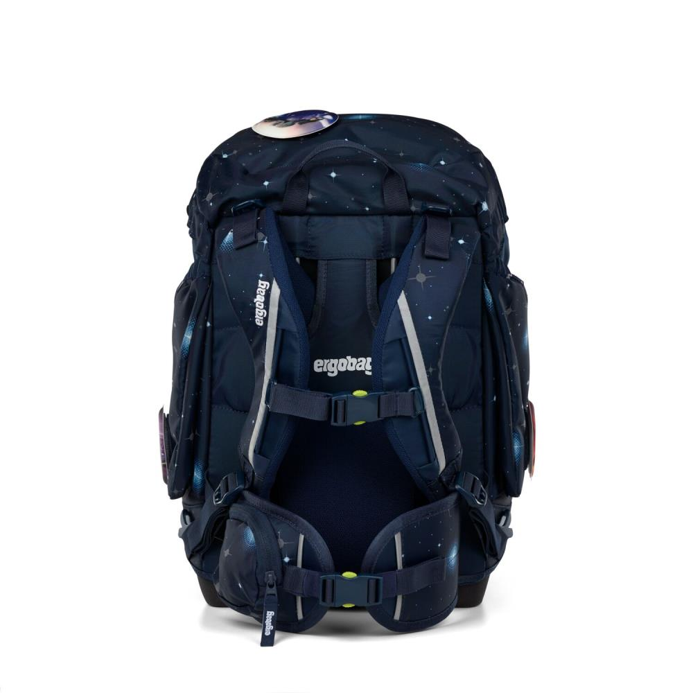 Ein marineblauer Rucksack mit Weltraumthema. Er hat Sterne und Sternbilder. 'ergobag' ist darauf gedruckt.