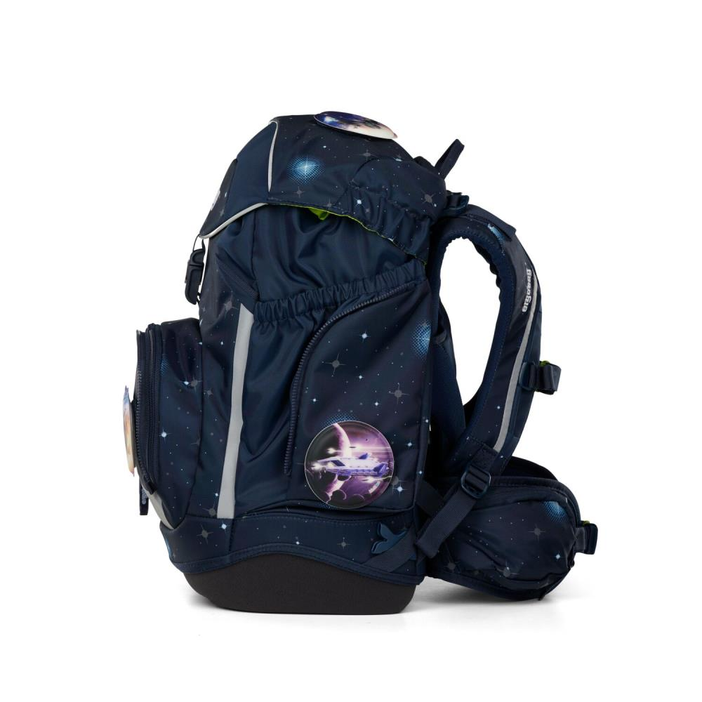 Dunkelblauer Rucksack mit Weltraum-Motiv. Sterne, ein Planet und reflektierende Streifen. Seitenansicht, auf weißem Hintergrund.