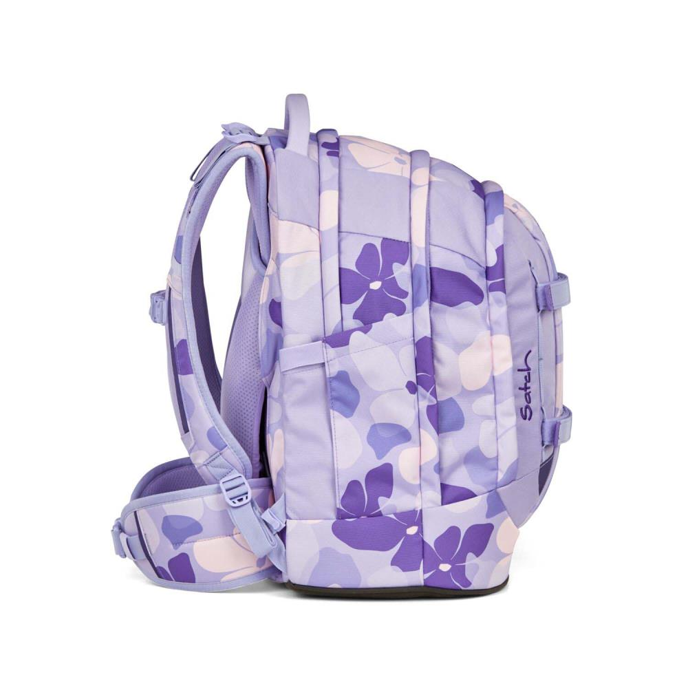 Ein lila Rucksack mit Blumenmuster in Lila- und Weißtönen. Das Wort 'Satch' steht auf der Seite.