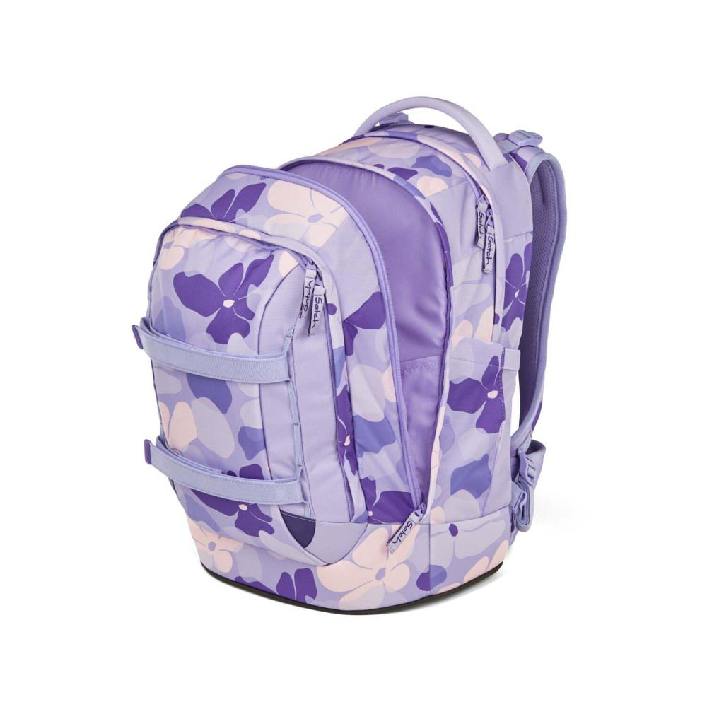 Ein lila Rucksack mit Blumenmuster. Er hat mehrere Fächer, Reißverschlüsse und Gurte. Der Hintergrund ist weiß.
