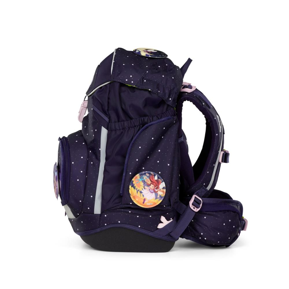 Ein dunkelblauer Rucksack mit weißen Punkten. Er hat ein Bild von Arielle darauf. Träger und Akzente sind rosa.