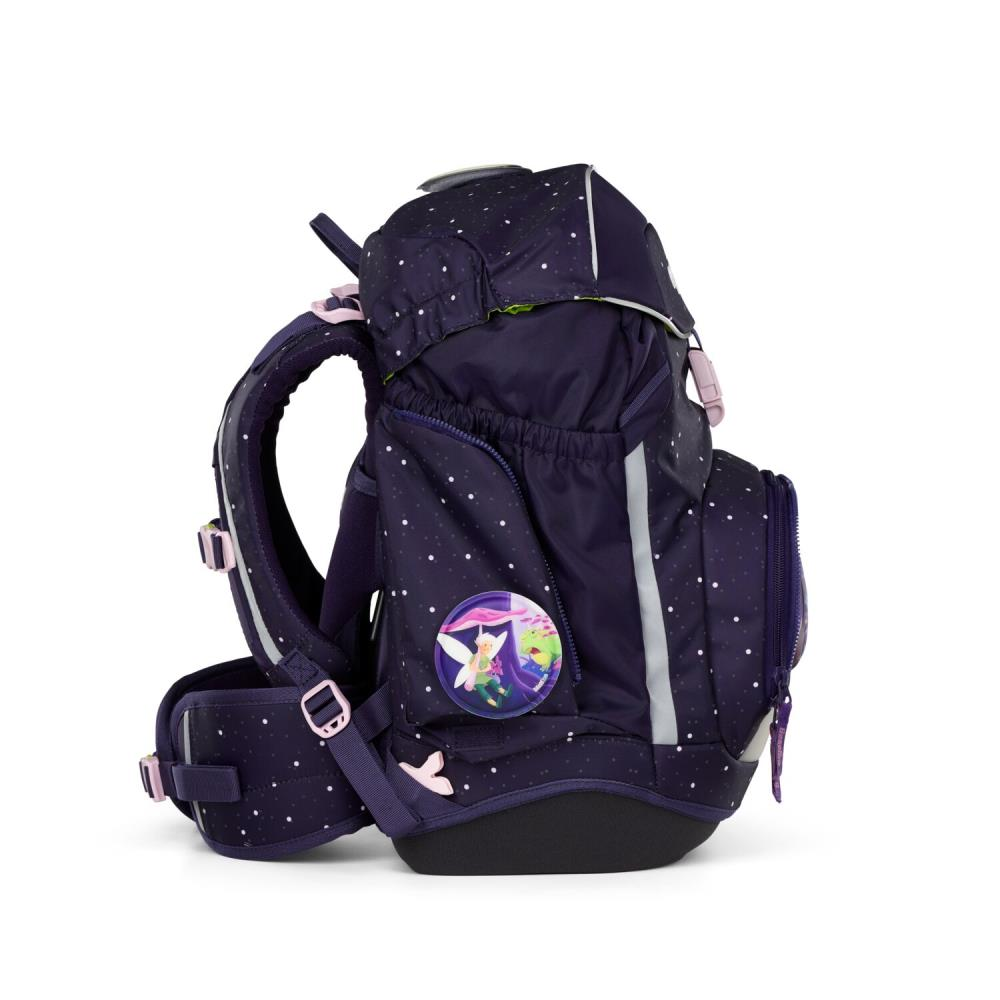 Ein dunkelblauer Rucksack mit weißen Punkten. Er hat einen Feenaufnäher, mehrere Taschen und reflektierende Streifen. Die Träger sind rosa.