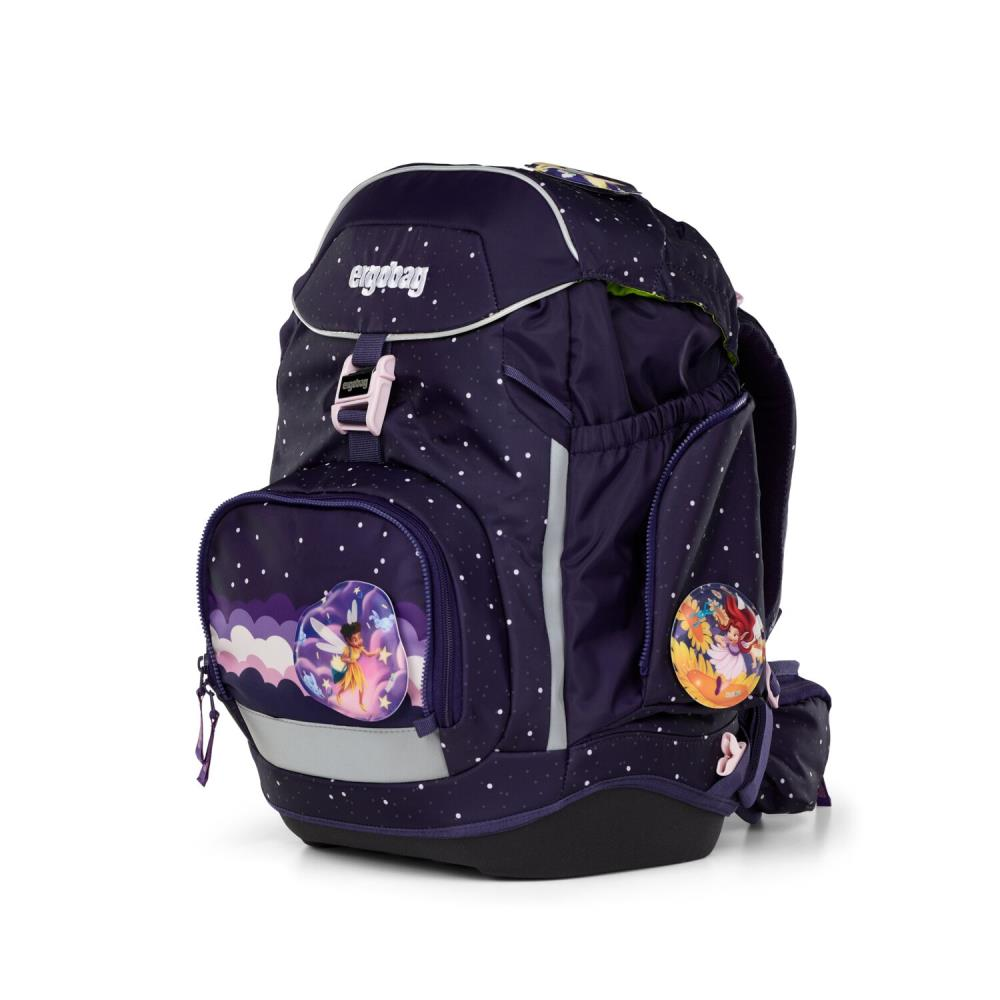 Ein dunkelblauer Schulrucksack mit weißen Punkten, mit einem Feendesign auf der Vordertasche und der Seite. Der Markenname ist sichtbar.