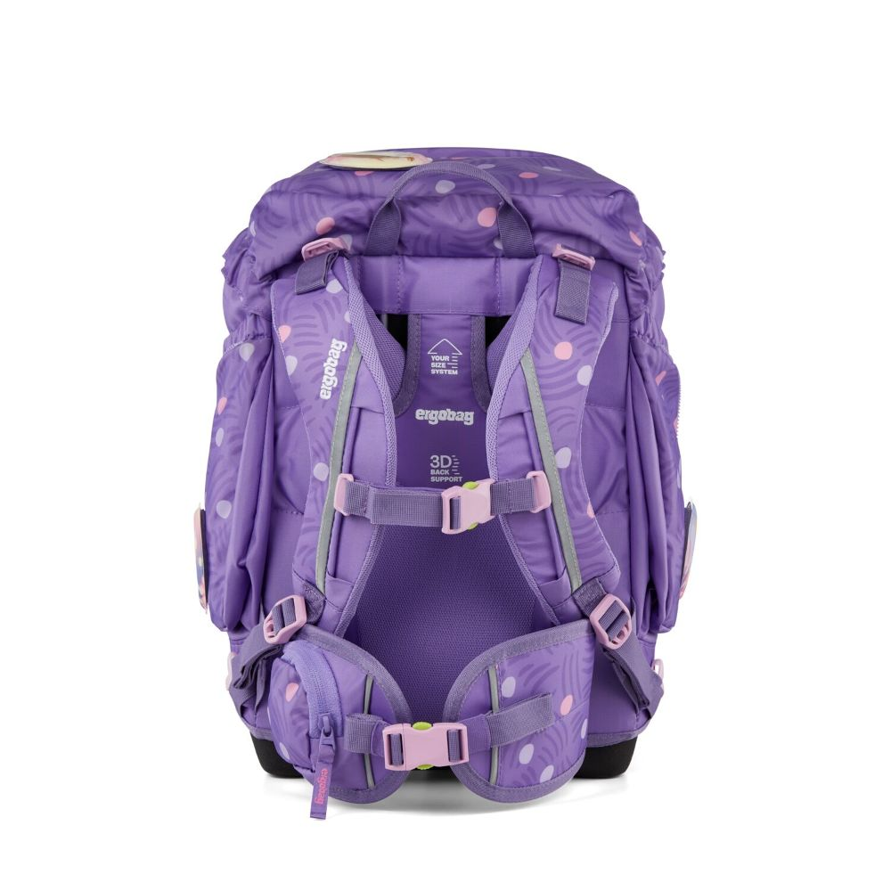 Ein lila Schulrucksack mit Punkten und mehreren Fächern, verstellbaren Trägern und dem Markennamen 'ergobag'.
