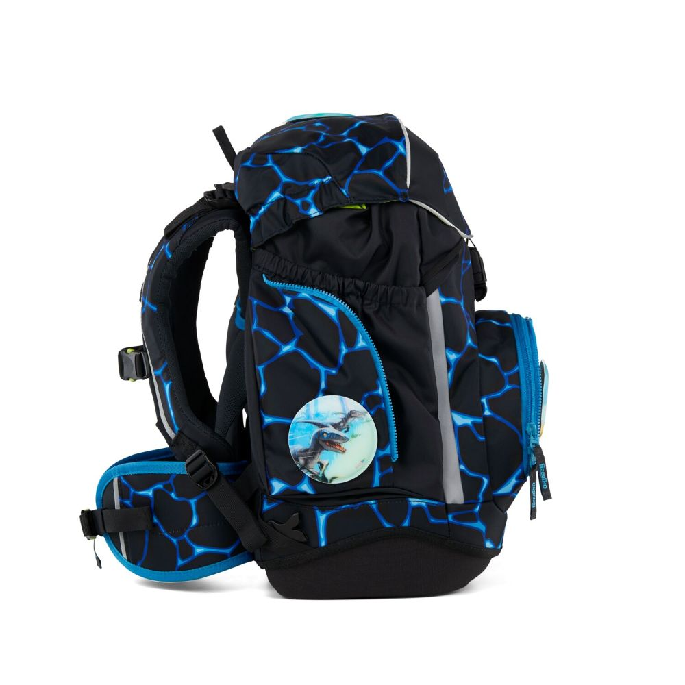 Schwarzer Rucksack mit blauem zellähnlichem Muster. Auf der Vorderseite befindet sich ein Dinosaurierbild. Hat Seitentaschen und reflektierende Streifen.