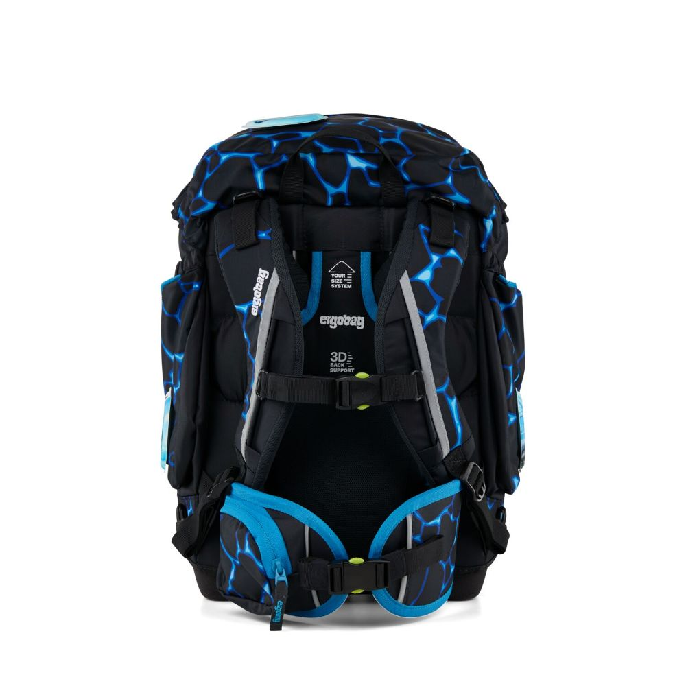 Ein schwarz-blauer Schulrucksack mit blauem Muster. Der Rucksack hat verstellbare Träger und mehrere Fächer zur Aufbewahrung.